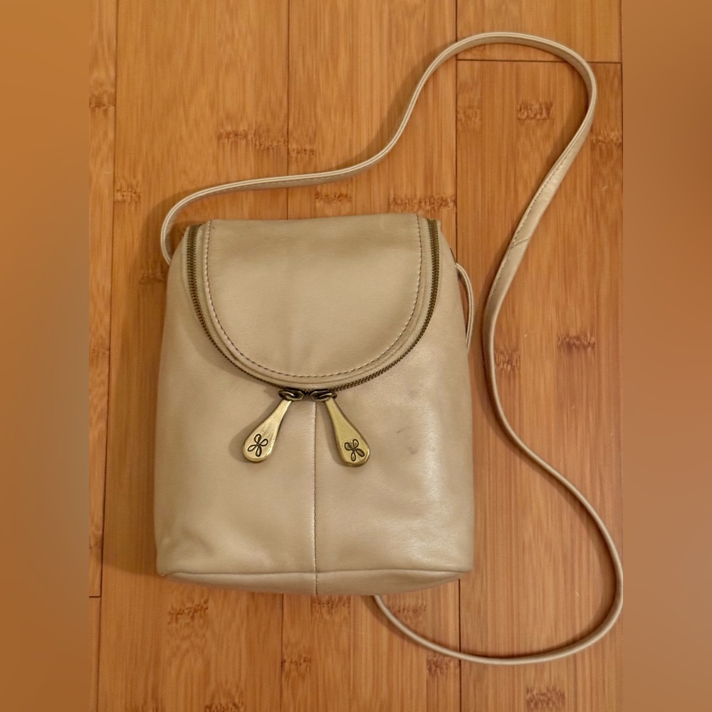 HOBO Fern Crossbody in buffed leather | Sandshell